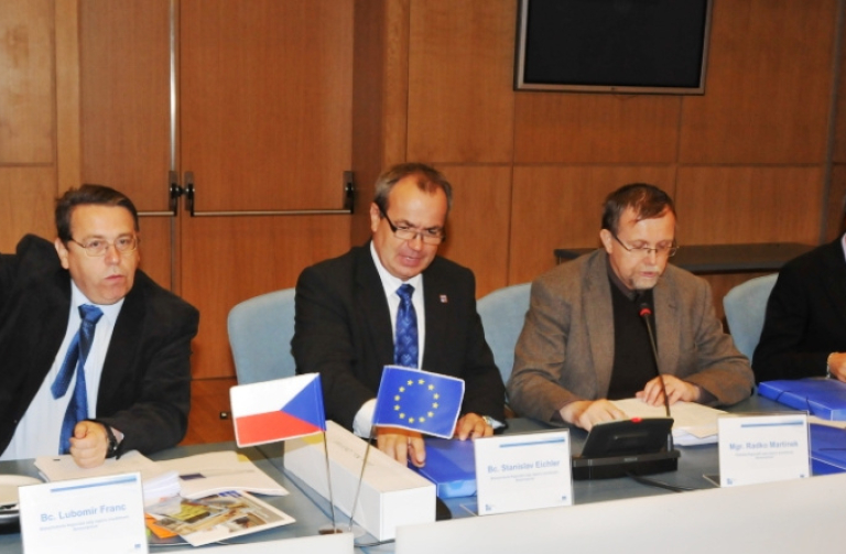Výbor Regionální rady NUTS II Severovýchod vedou hejtmani (zleva) HK Lubomír Franc, LK Stanislav Eichler a PK Radko Martínek a ředitel úřadu Zdeněk Semorád.